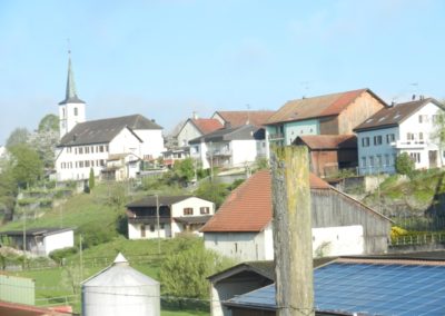 l'église au milieu du village